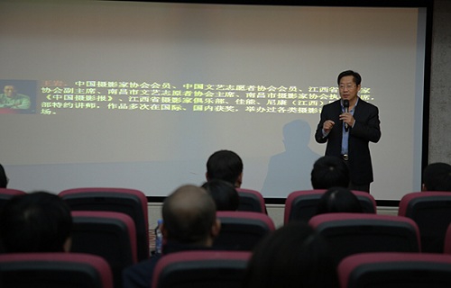 老師講課2.jpg 老師講課2.jpg