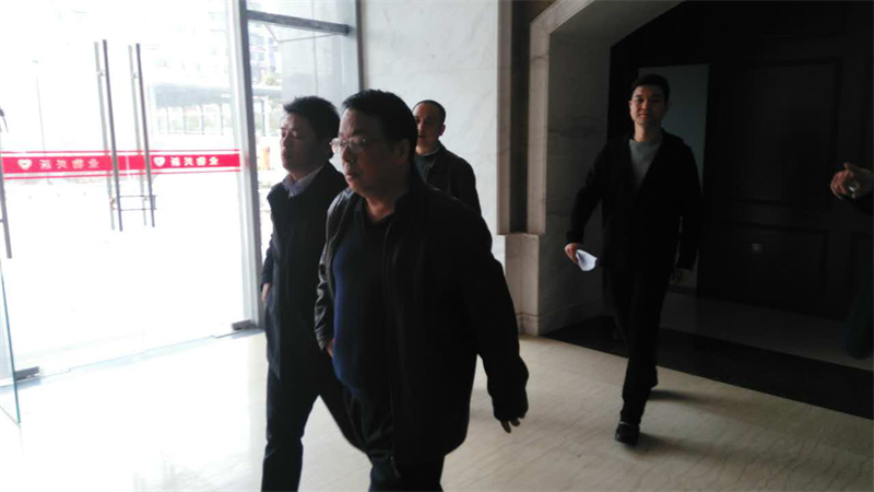 集團(tuán)公司總經(jīng)理萬先逵、副總經(jīng)理周志宏一行親臨利民佳苑小區(qū)現(xiàn)場指導(dǎo)工作