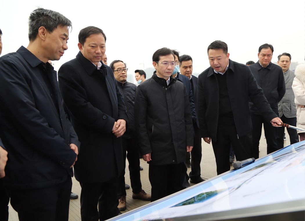 市委副書記、市長黃喜忠一行視察九洲高架東延工程