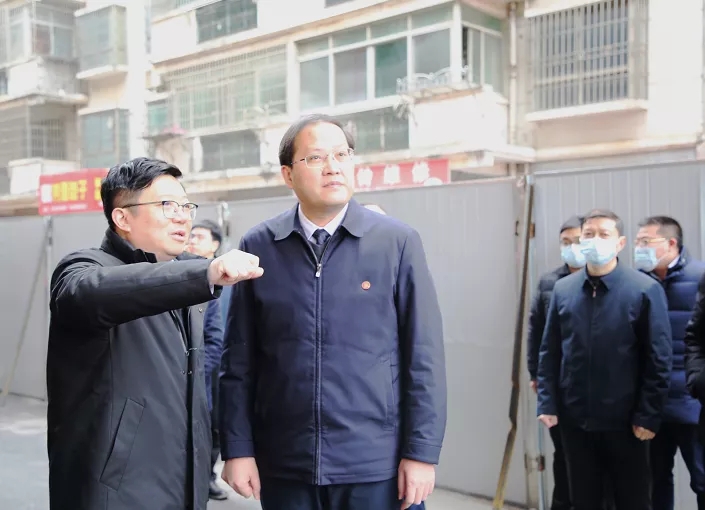 南昌縣委書記、小藍(lán)經(jīng)開區(qū)管委會主任陳翔走訪慰問南外環(huán)高速項目